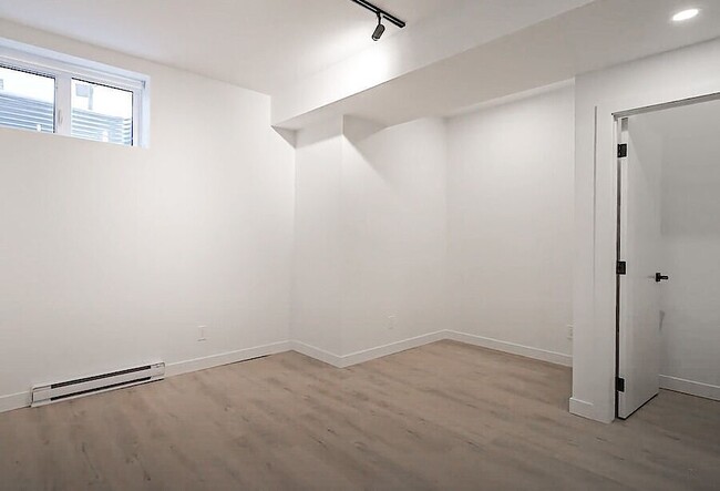 Building Photo - Altadore newer 1 bedroom lower unit townhouse