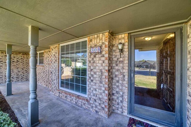 Foto del edificio - 308 SE Camelot Dr