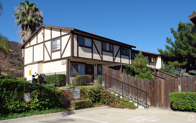 Building Photo - 33071-33091 Santa Rosa Dr