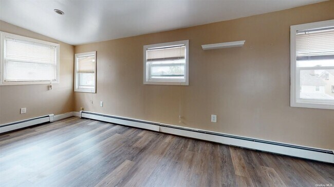 Foto del edificio - 241-07 Mayda Rd