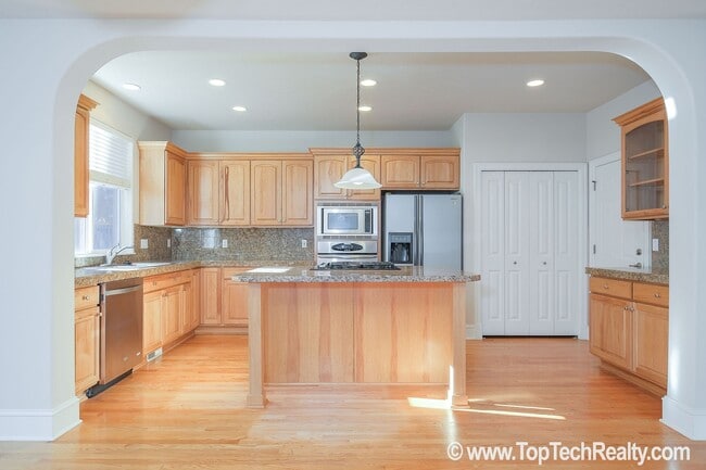 Building Photo - 12750 NW Alsace Ln