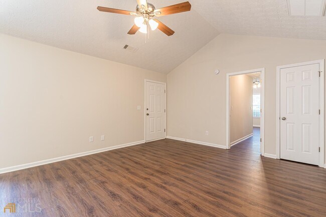 Building Photo - 335 Autumn Lake Dr