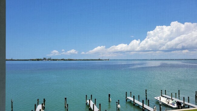 Foto del edificio - Annual UNfurnished top floor Bay front 2/2 condo with full views of Sarasota Bay