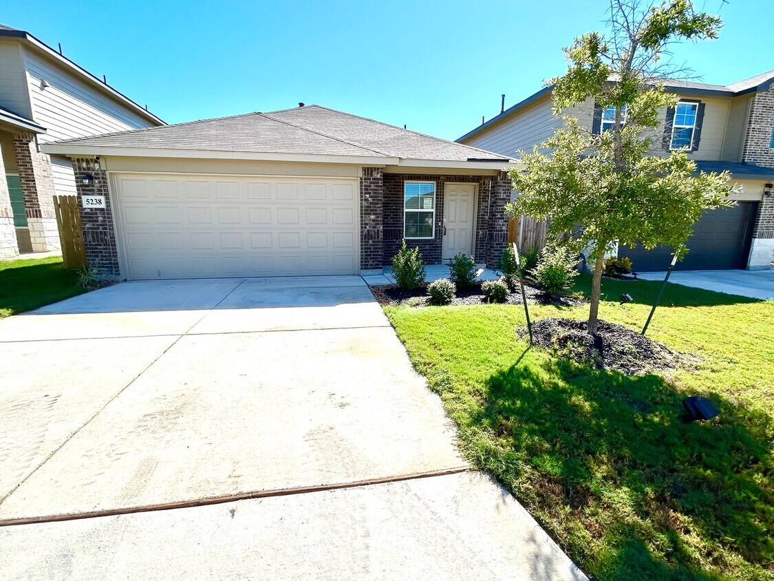 Primary Photo - *COMING SOON*3 Bedroom / 2 Bath Home w/ AM...