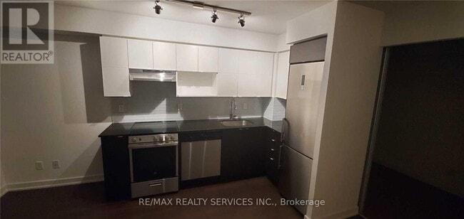 Building Photo - 120-120 Varna Dr