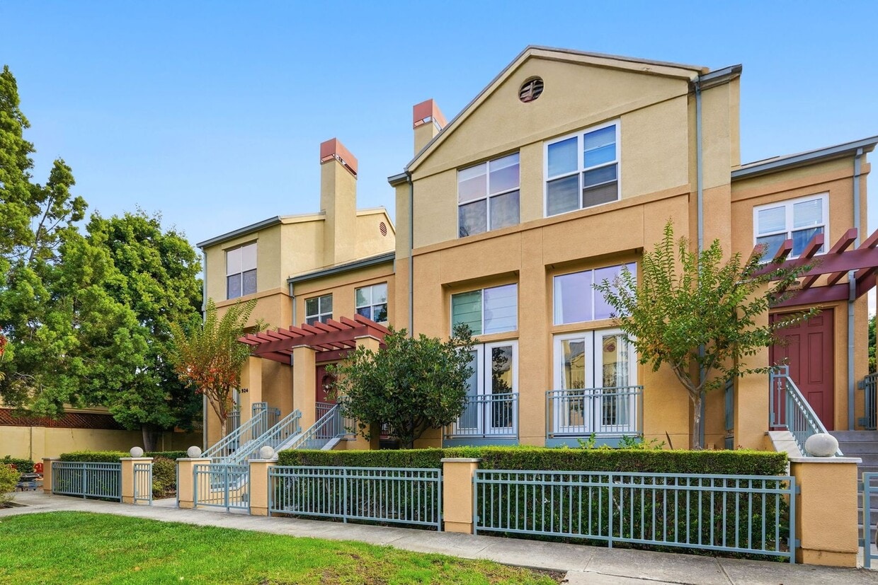 Primary Photo - Downtown Mountain View 3 Bedroom 3.5 Bathr...