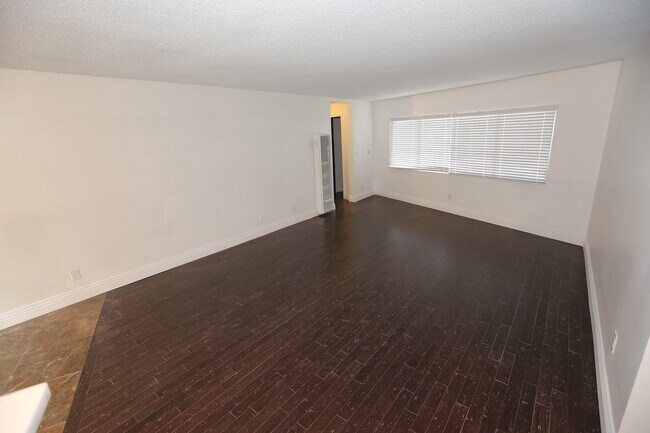 Building Photo - 4767 Don Zarembo Dr