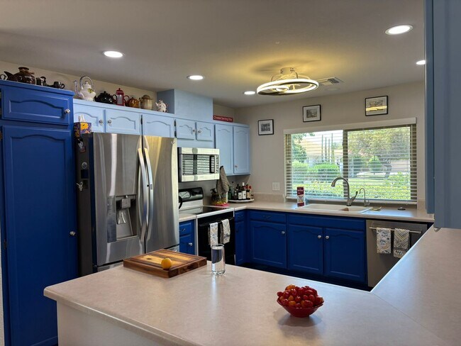 Foto del edificio - Beautifully updated 2 bedroom with large d...
