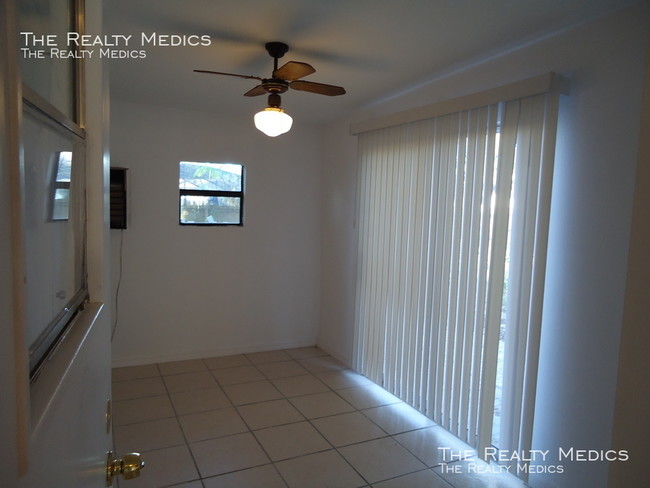 Building Photo - Cozy 2BR / 1 BA Duplex