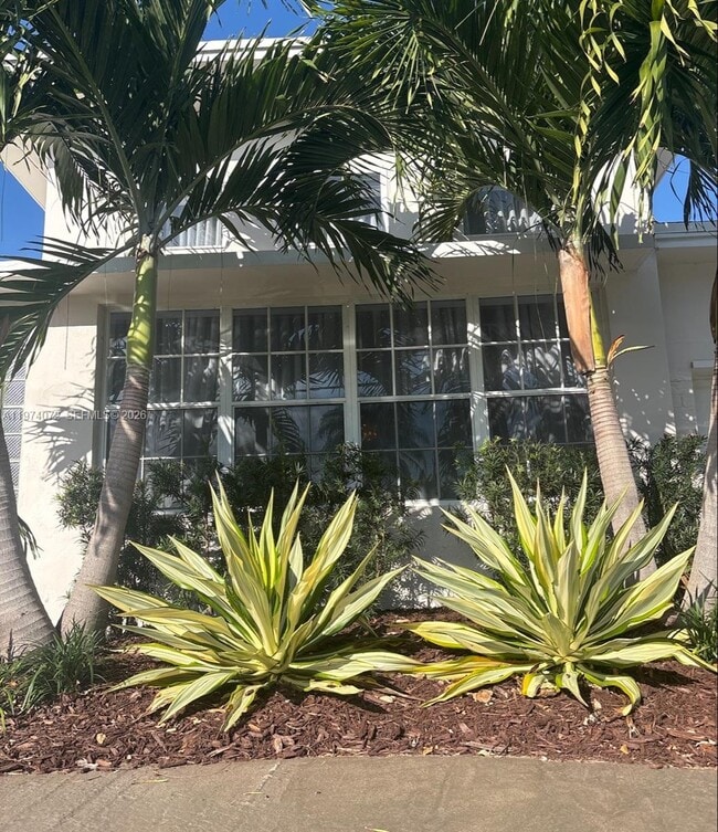 Building Photo - 9048 Carlyle Ave