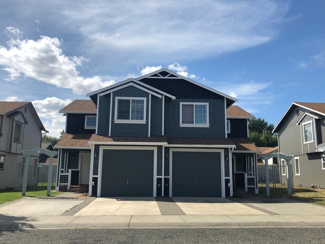 Foto principal - 2107 Yellowstone St