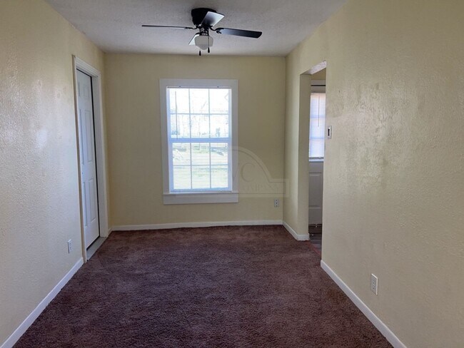 Building Photo - 515 W Kern Rd