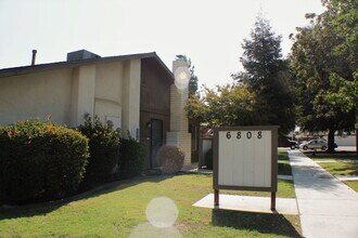 Building Photo - 6808 N Half Moon Dr