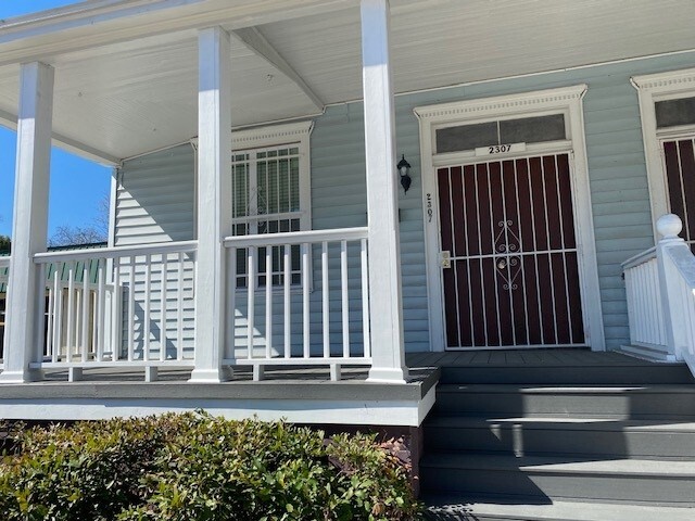 Front Porch - 2307 Abercorn St