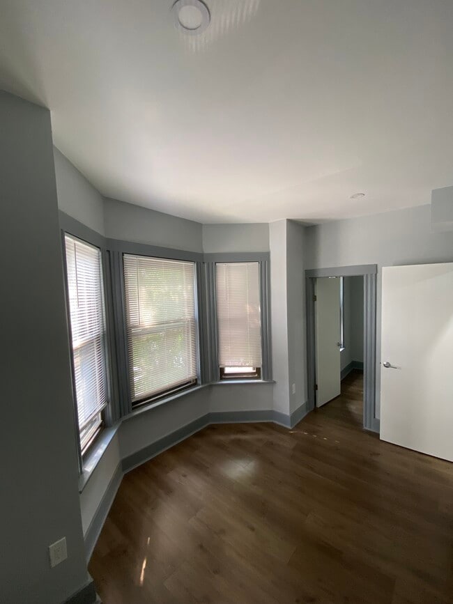 Building Photo - 170 Putnam St