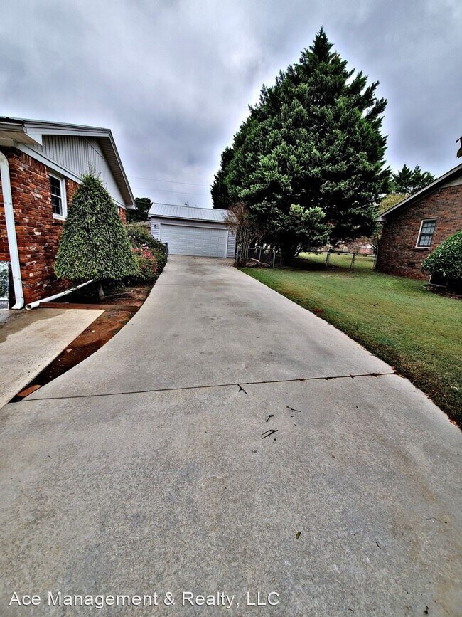 Building Photo - 3 br, 2 bath House - 107 Edna St
