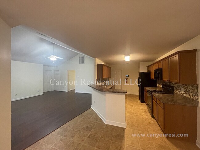 Foto del edificio - 1604 Cedrow Dr