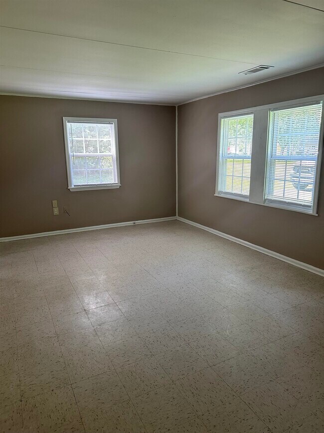 Foto del edificio - 7814 Commodore Rd