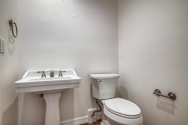Building Photo - 6638 Minola St