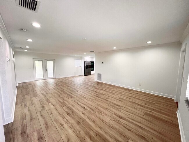 Building Photo - 9400 Listow Terrace