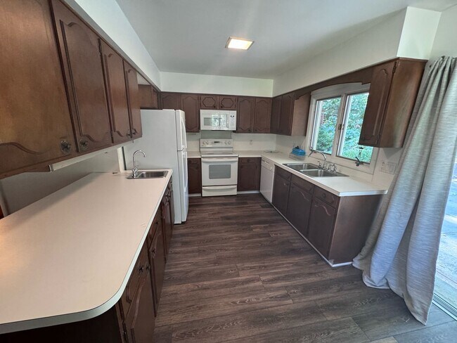 Foto del edificio - SPACIOUS HOME IN TRAVERSE CITY LOCATED NEAR NMC & EAST BAY