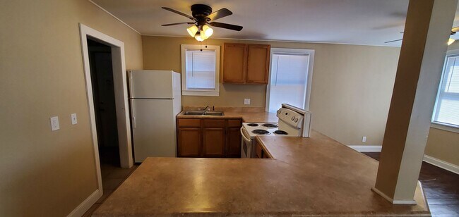Foto del edificio - 3 Bedroom with open living room/kitchen/dining area, all on one floor including laundry!