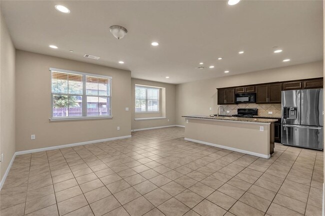 Building Photo - 2880 Donnell Dr