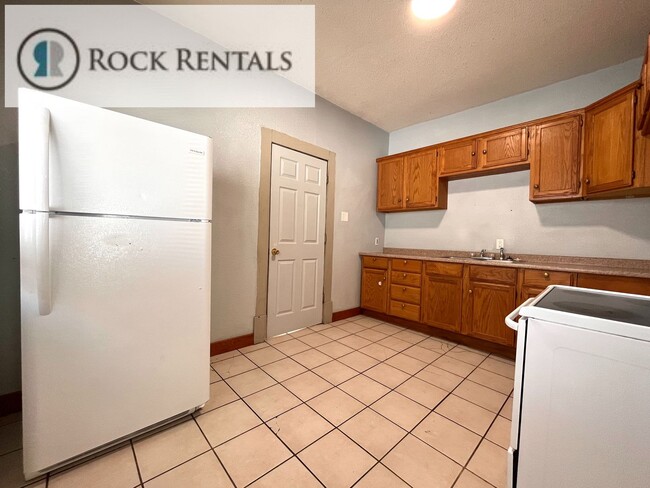 Building Photo - 2 Bed 1 Bath with Off Street Parking