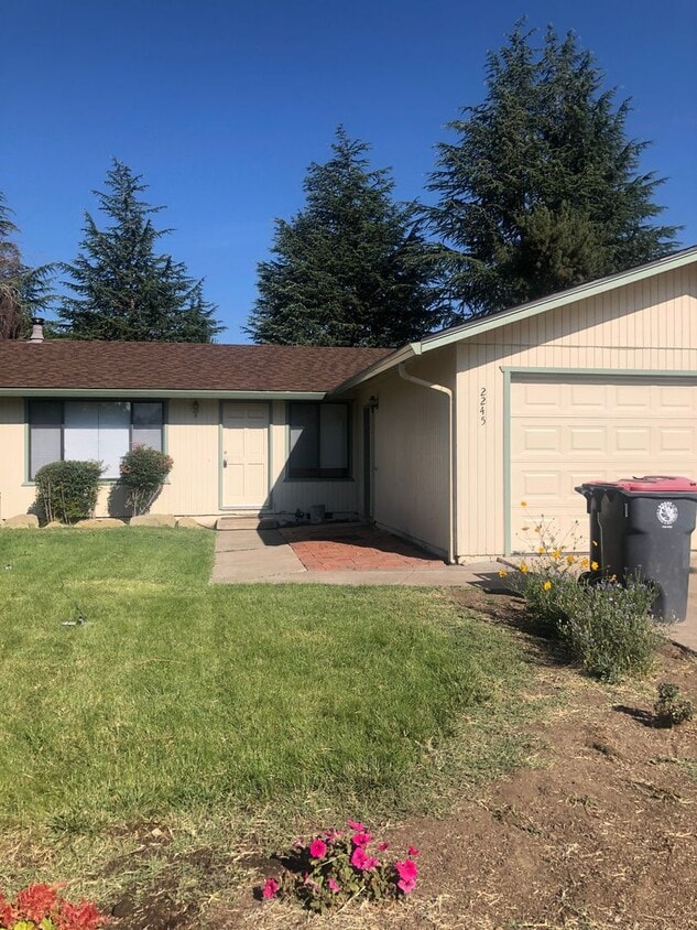 3 Bedroom 2 Bath House House Rental in Medford, OR