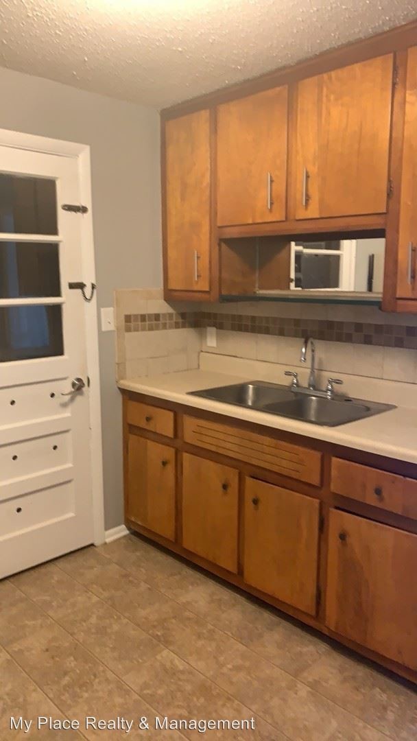 Building Photo - 123 Airport Rd