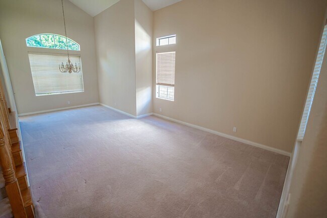 Foto del edificio - Stunning 5-Bedroom Home with Community Poo...