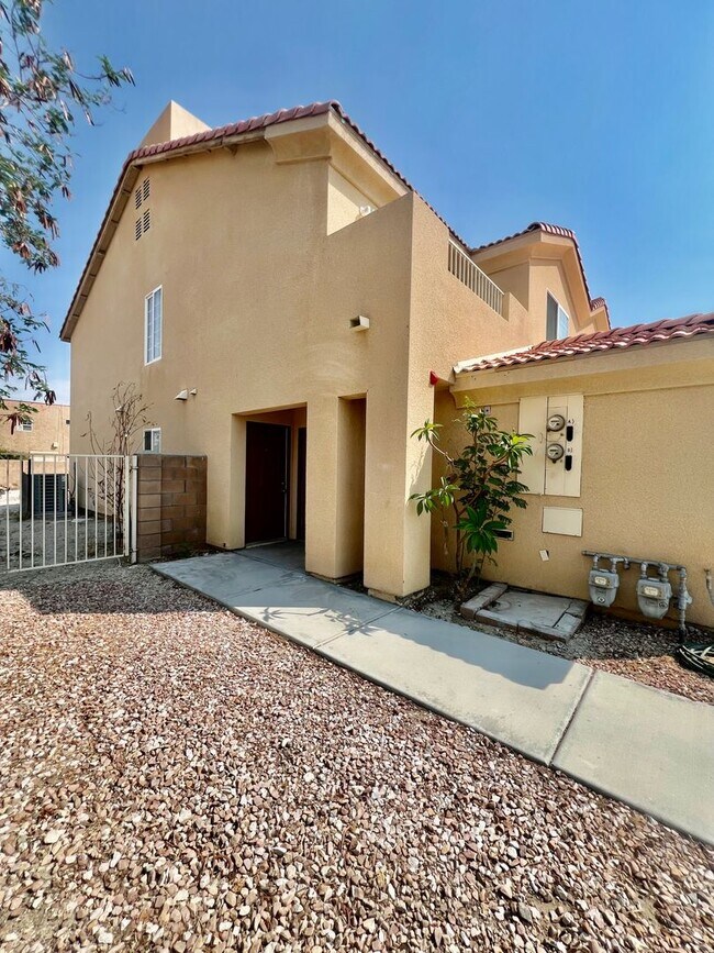 Foto del edificio - AVAILABLE NOW !! 3 Bedroom 2.5 Bathroom Duplex in Desert Hot Springs!