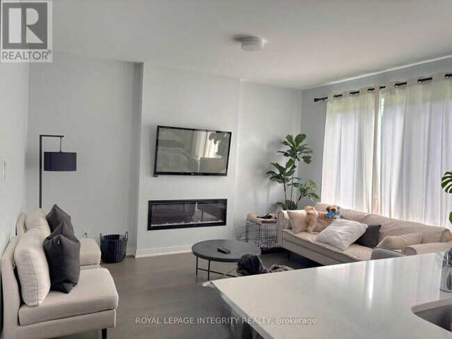 Building Photo - 261 Ormiston Cres