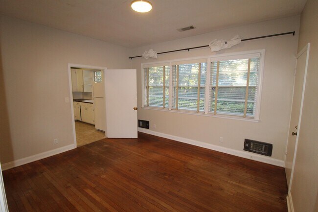 Foto del edificio - 320 E Grady St
