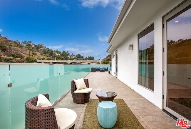 Foto del edificio - 6696 Lakeridge Rd