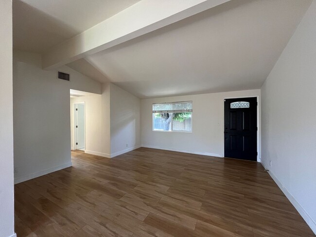 Foto del edificio - MOVE-IN READY! Upgraded 4BR w/all applianc...