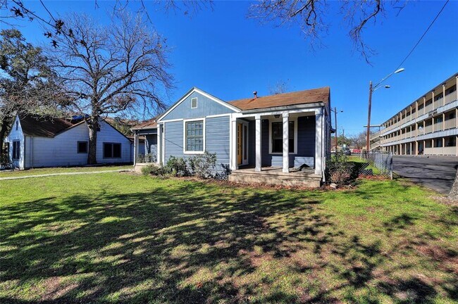 Building Photo - 2502 Manor Rd