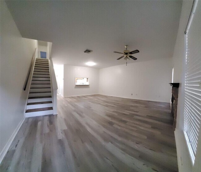 Building Photo - 17533 Red Oak Dr