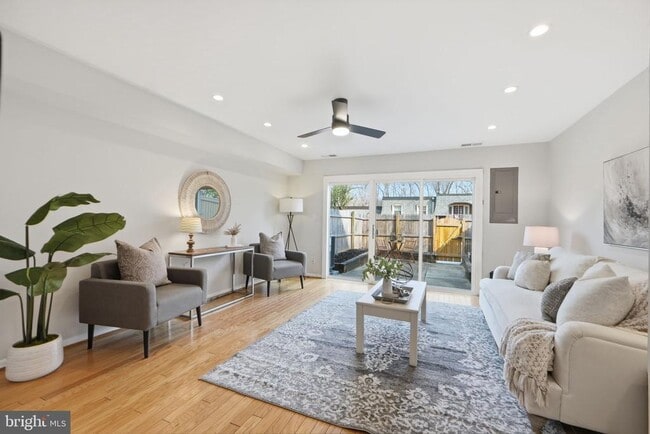 Foto del edificio - 8230 Carrleigh Pkwy