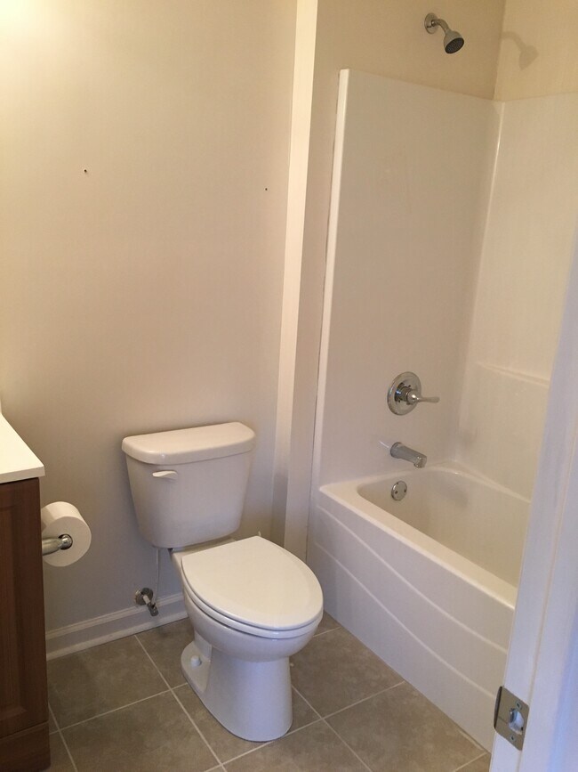 Bedroom 1 bath. - 118 barrington drive