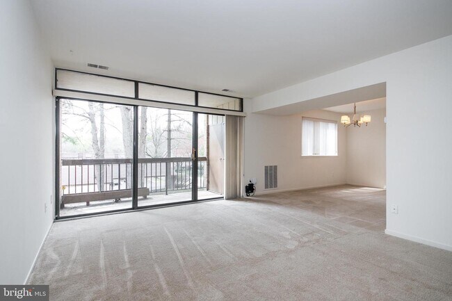 Building Photo - 1645 Parkcrest Cir