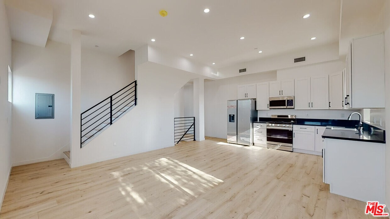 1452 1/2 S Cloverdale Ave Unit 1/2, Los Angeles, CA 90019 Apartment