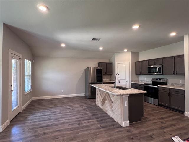 Building Photo - 900 Willow Ln
