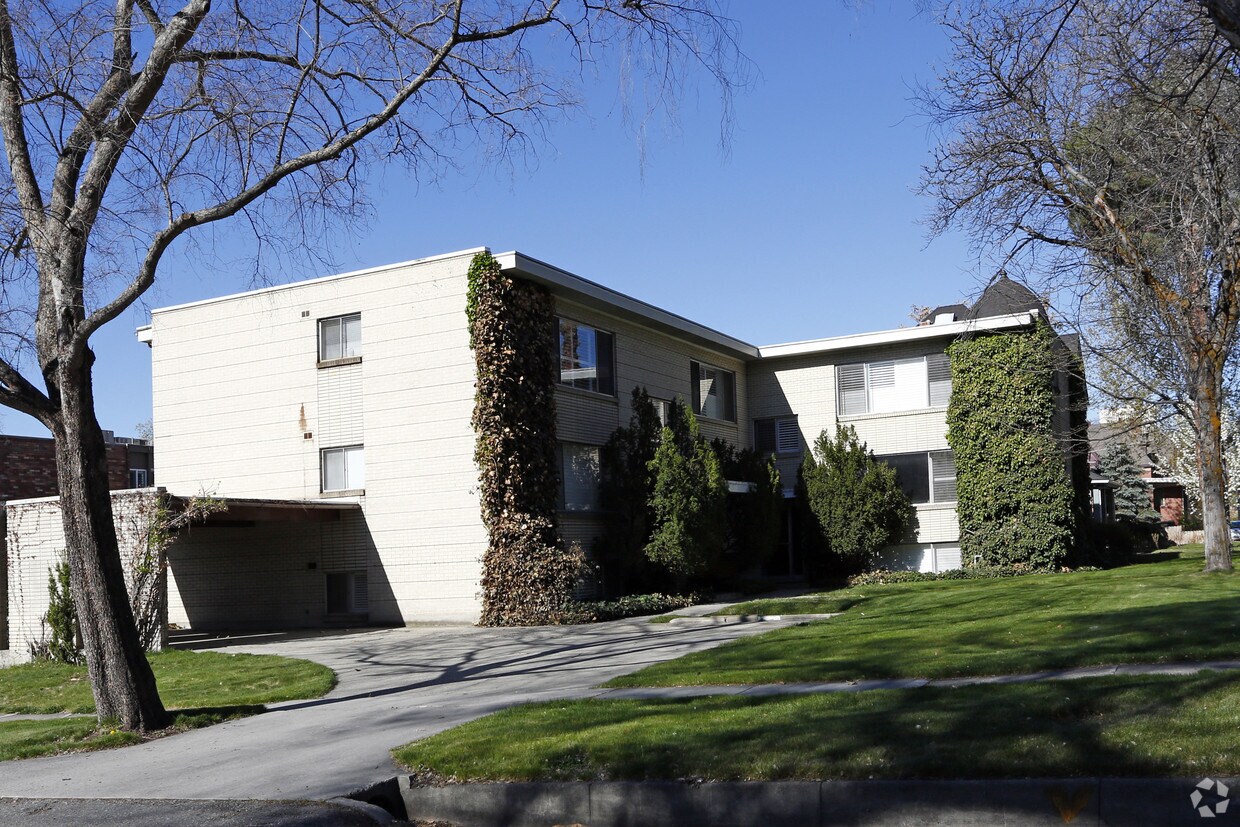 Primary Photo - Raynor Apartments