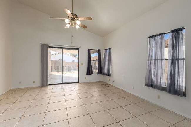 Building Photo - Spacious 3 Bed, 2 Bath Home in Peoria - Your Perfect Home Awaits!