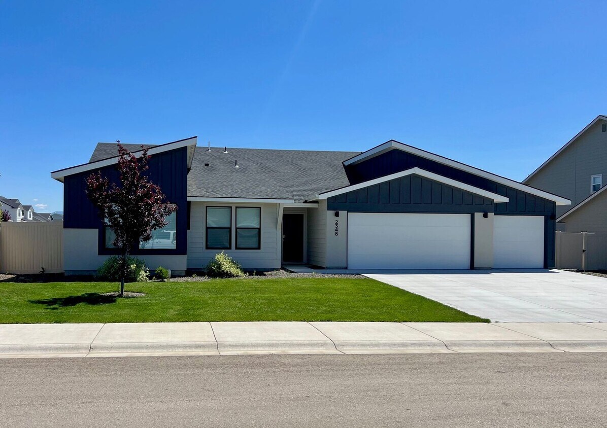 Foto principal - Gorgeous, brand new, 4 bed 2 bath home in ...