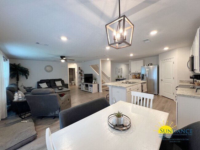 Foto del edificio - Stunning 5 Bedroom Home in the New Lakerid...