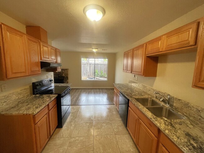 Building Photo - 2424 Redwood Dr