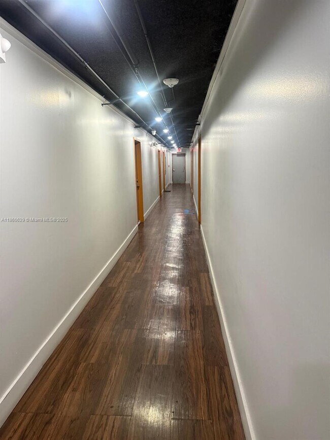 Building Photo - 2075 NE 164th St