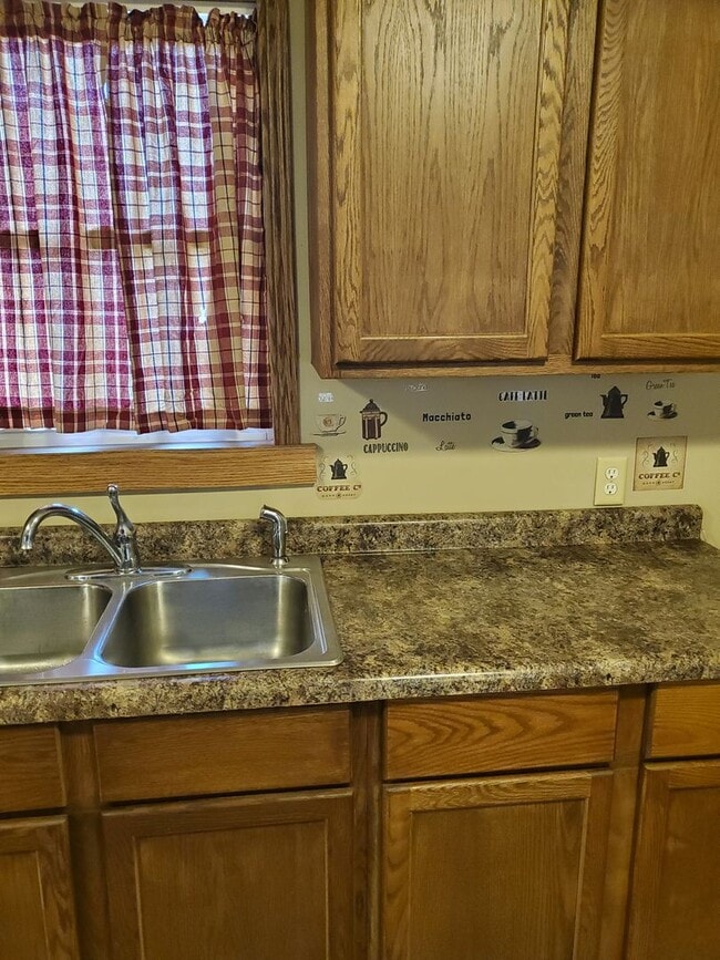 Foto del edificio - 3 Bed 1 Bath, Washer Dryer Hookup , Fenced in yard $1300 , $2800 to move in